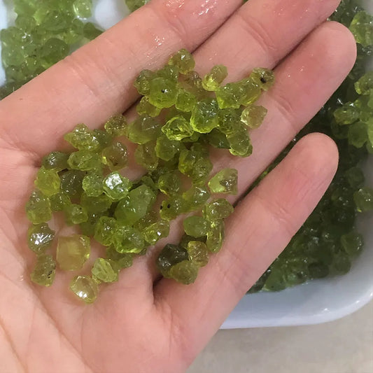 20g/Pack Natural Peridot Olivine Quartz Chips – Raw Gemstone Gravel for Healing, Decoration & Feng Shui