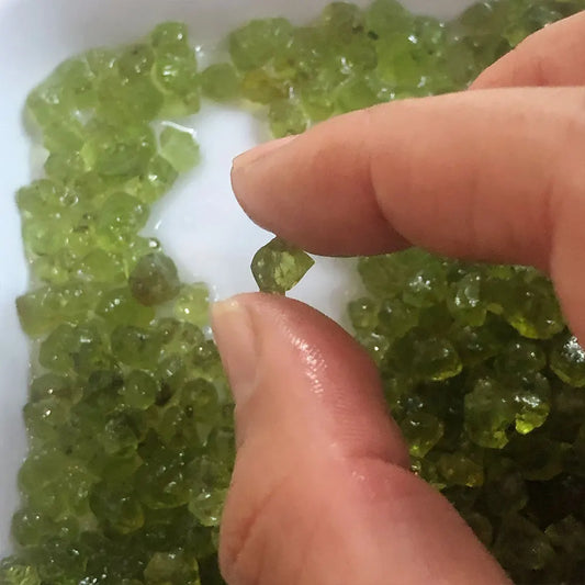 20g/Pack Natural Peridot Olivine Quartz Chips – Raw Gemstone Gravel for Healing, Decoration & Feng Shui